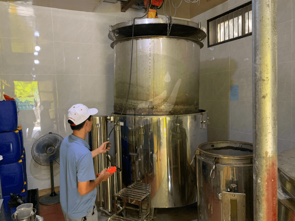 Vipsen's worker are operating distillation's equipment. 